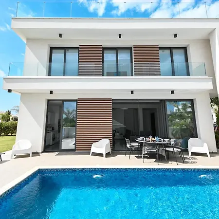 By The 12 וילה *