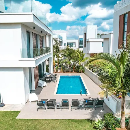 By The 12 וילה *