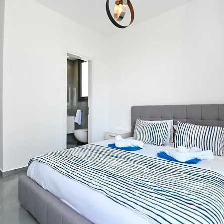 By The 12 פרוטאראס